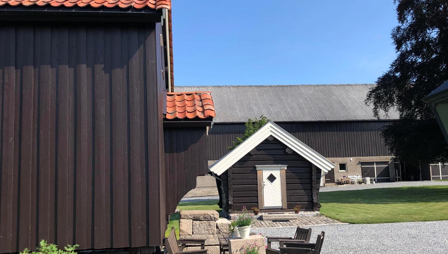 Tun m driftsbygning i bakgrunn