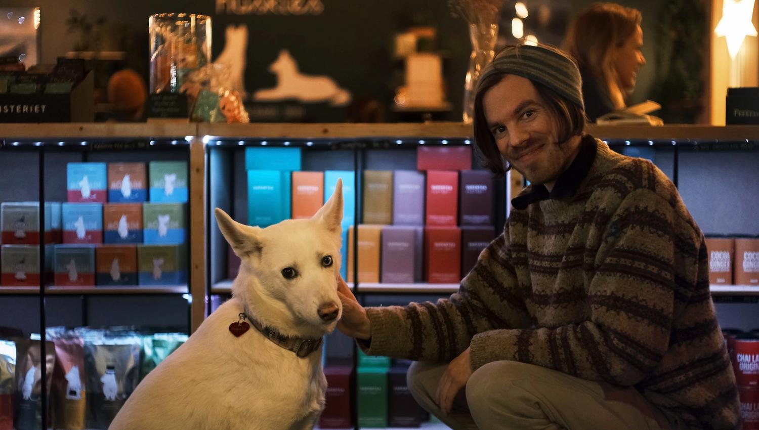 A person cuddling with a husky at Café Huskies.