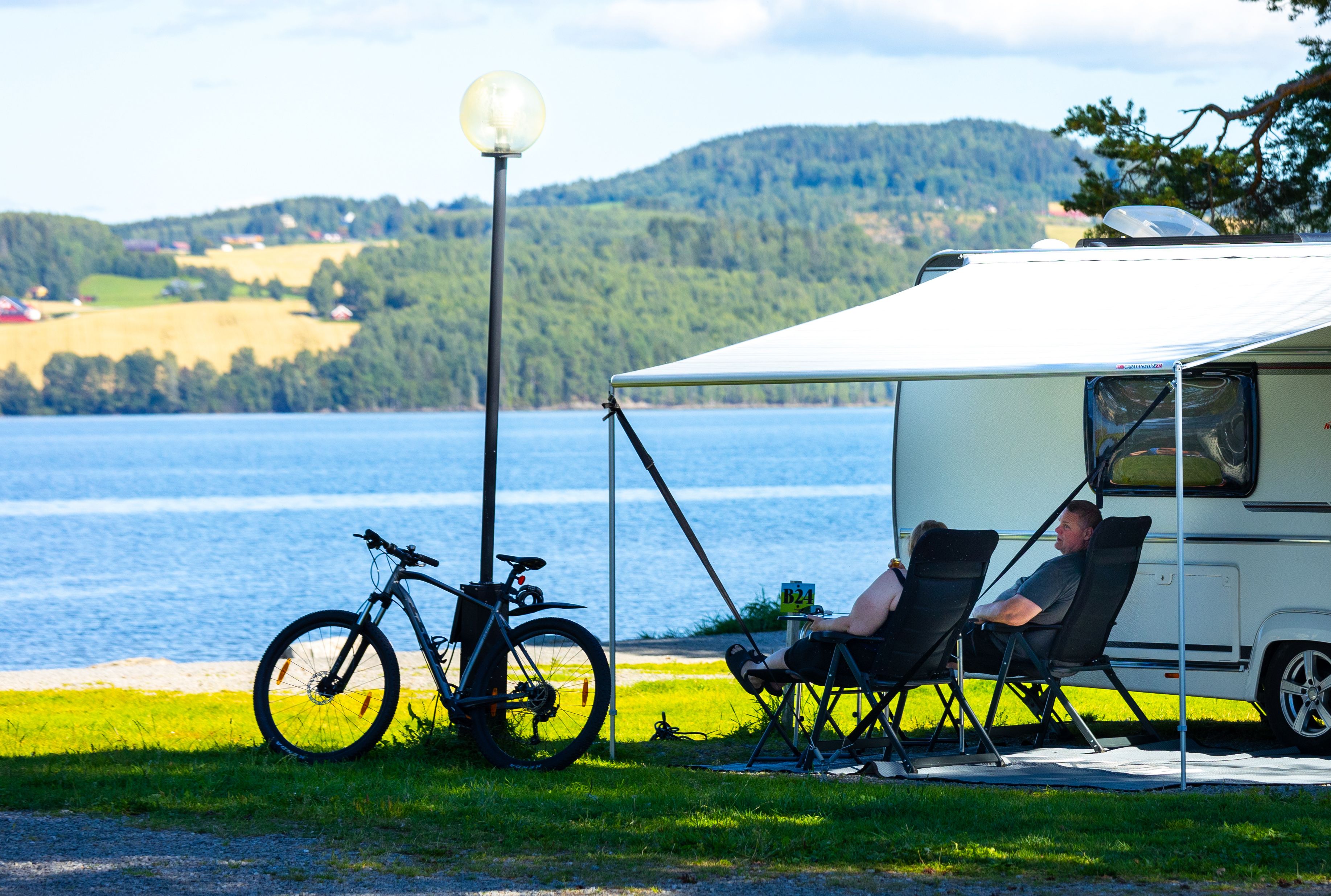 Sveastranda Camping - Avslappende prat i skyggen ved Mjøsa