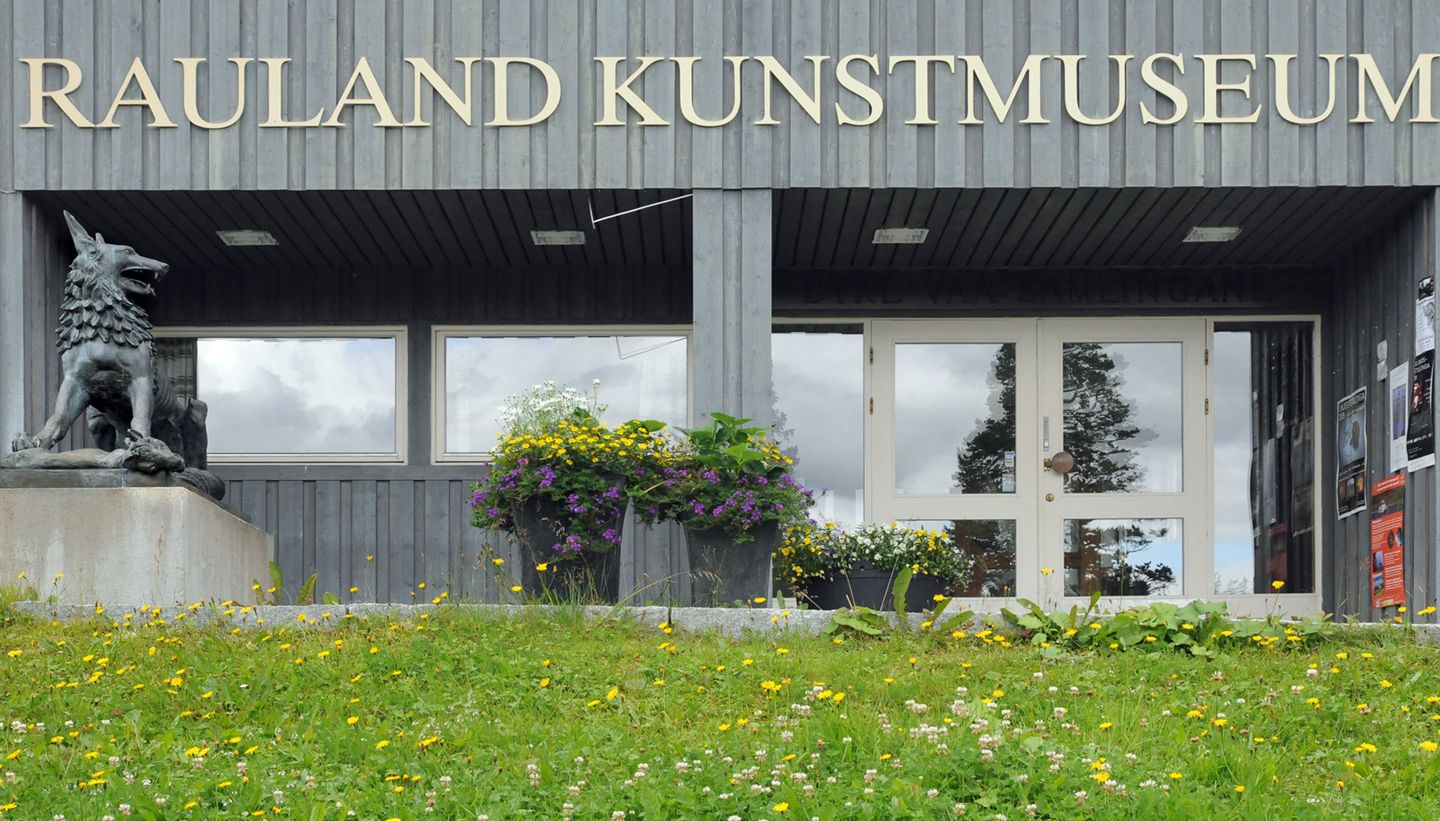 Inngangspartiet til Dyre Vaa-samlingane i Rauland, Vest-Telemark Museum.