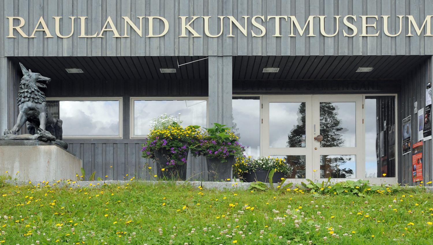 Inngangspartiet til Dyre Vaa-samlingane i Rauland, Vest-Telemark Museum.