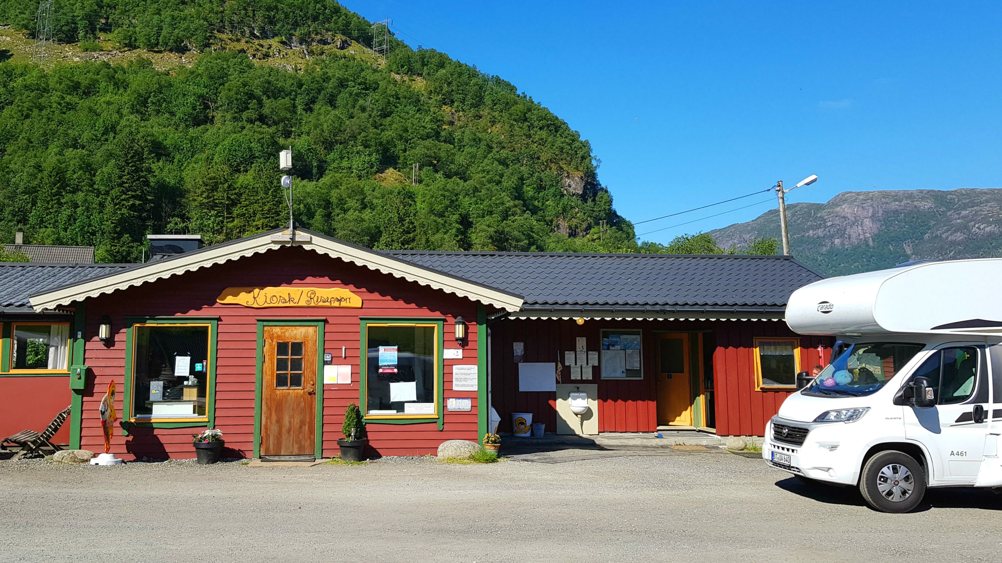 Servicebygget på campingplassen med moderne fasilitetar i naturskjønne omgjevnader.