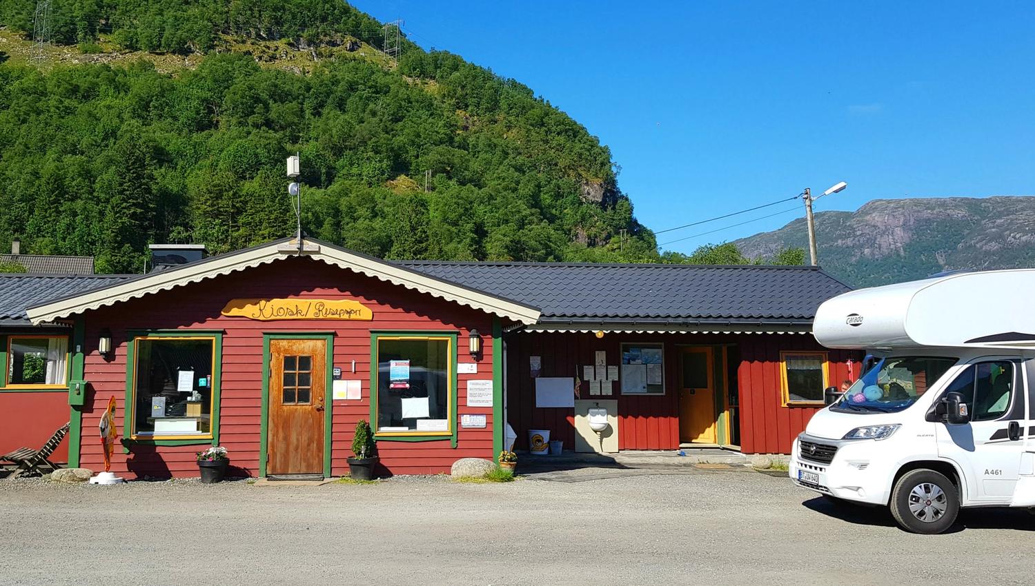 Servicebygget på campingplassen med moderne fasilitetar i naturskjønne omgjevnader.