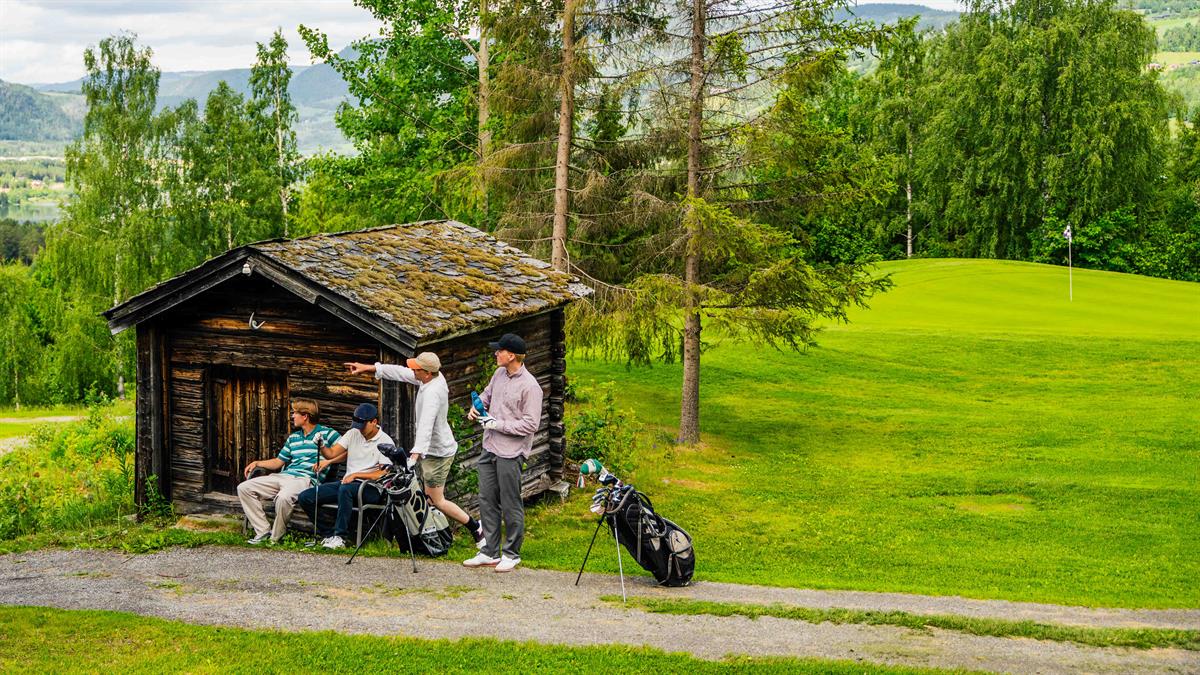 Golfers at a rest area on the course.
Gi tilbakemelding om BizChat.