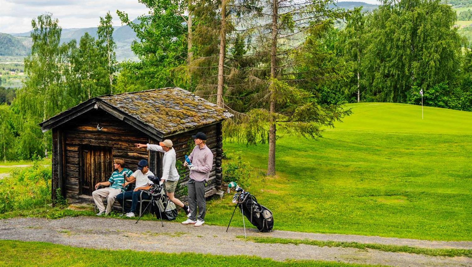 Golfers at a rest area on the course.
Gi tilbakemelding om BizChat.