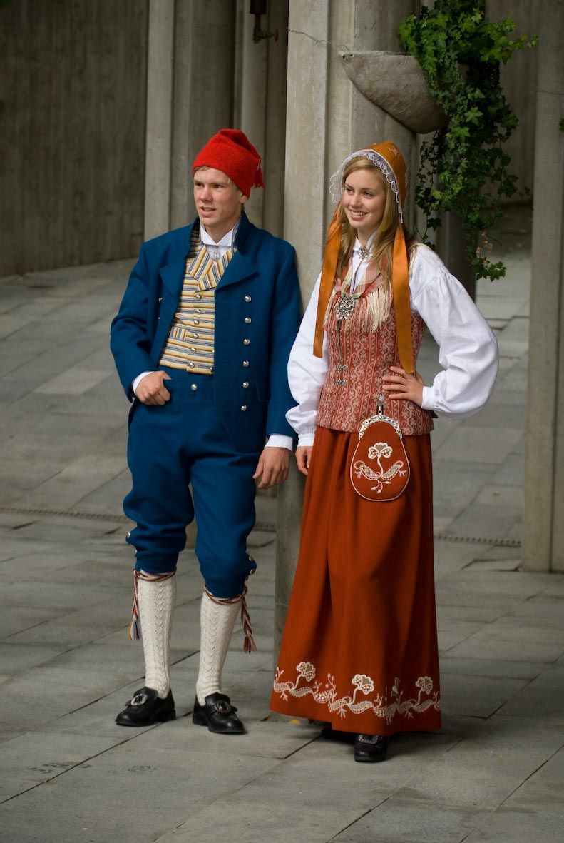 Floan/Nord-Trønderbunaden for dame og herre i Rustrød og kongeblå