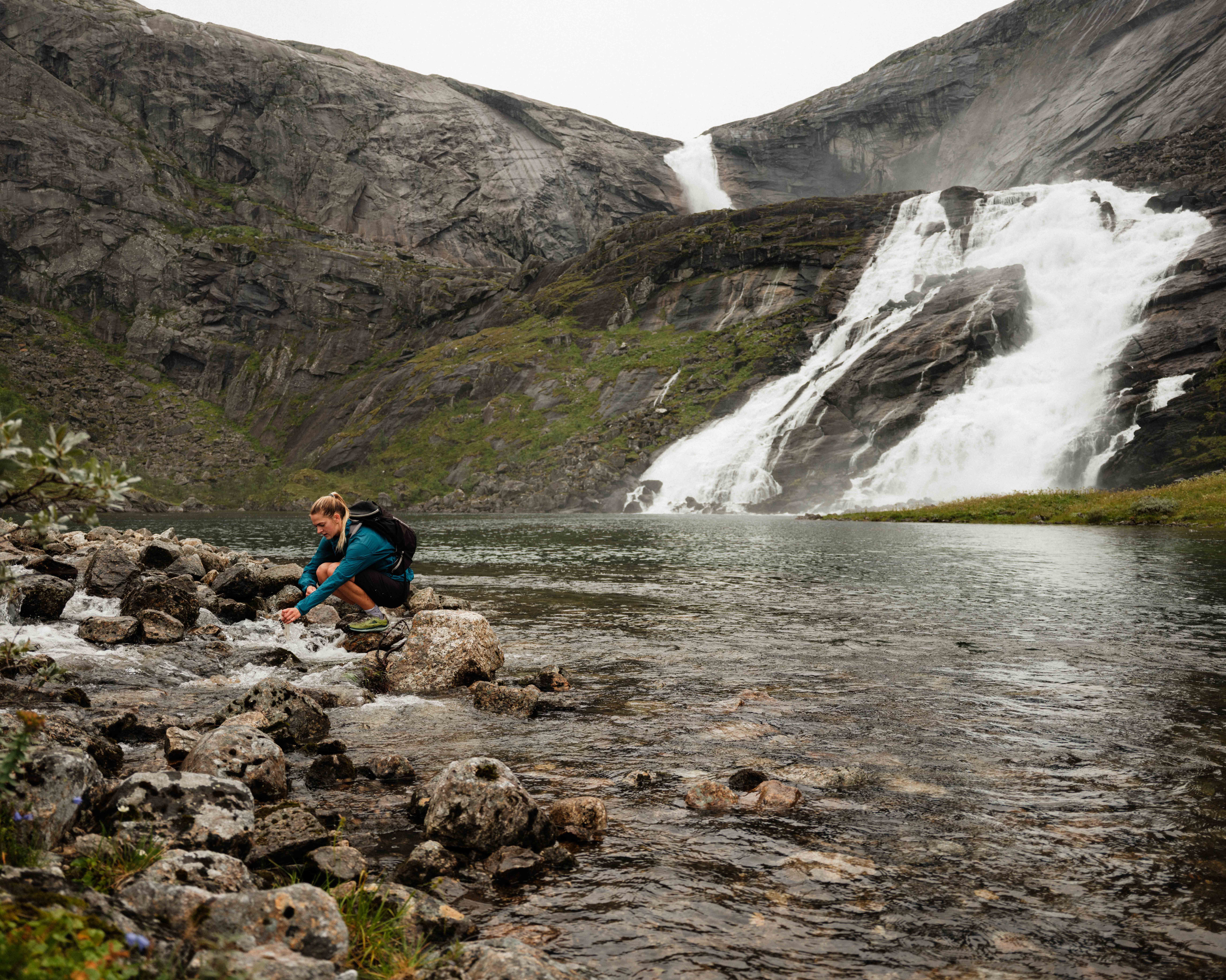 Filling up fresh mountain water from the Husedalen river – a refreshing break along the trail.