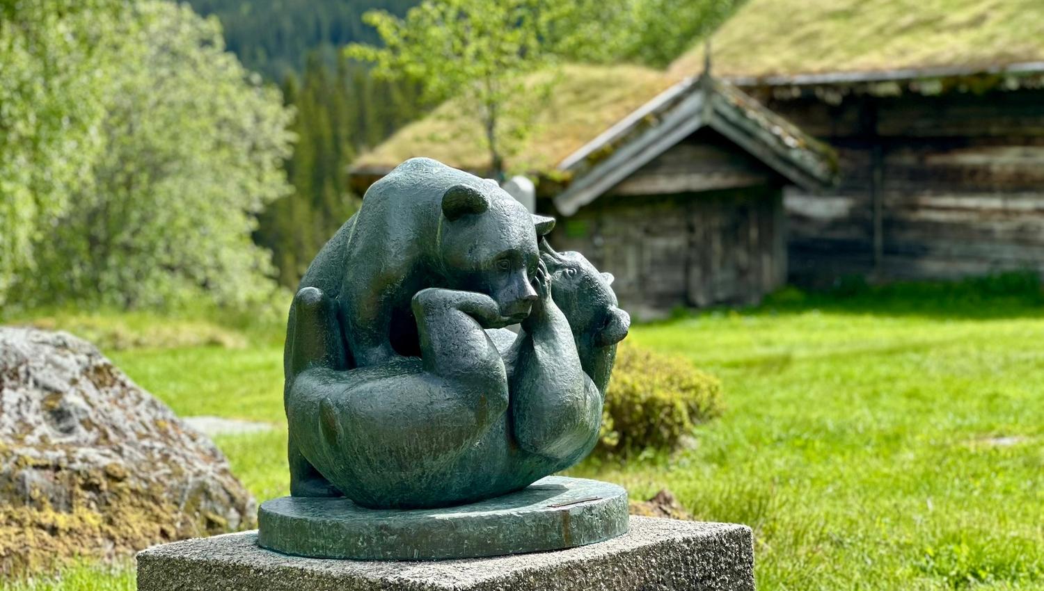 Leikande bjørnar, skulptur på Grimdalstunet