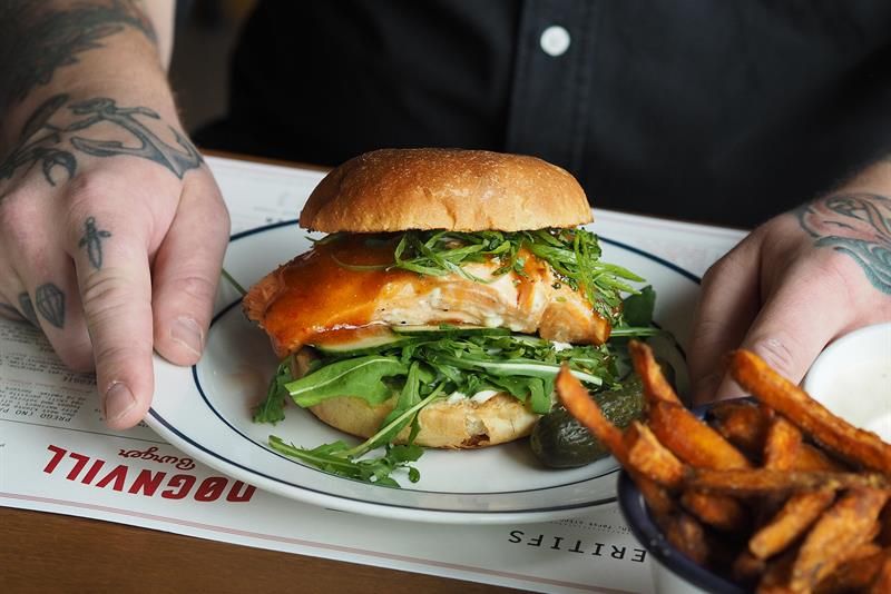 Lakseburger med søtpotetfries