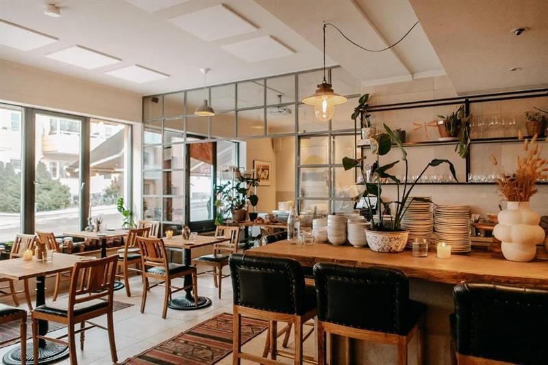 Both the cosy restaurant and private chambre séparée for smaller gatherings can be reserved for lunches, dinners and conferences.