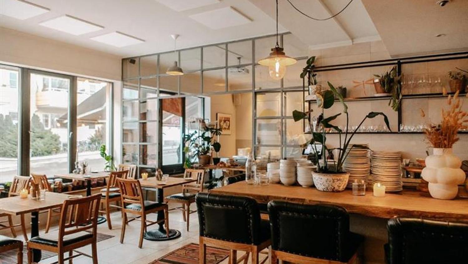 Both the cosy restaurant and private chambre séparée for smaller gatherings can be reserved for lunches, dinners and conferences.