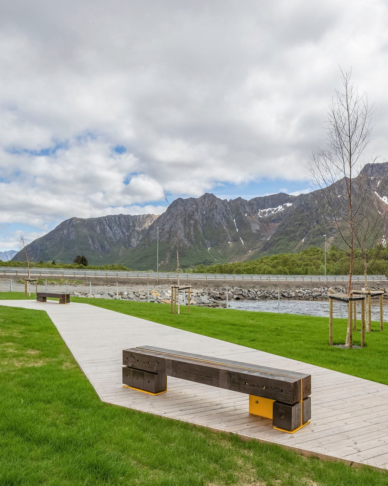 Gangsti med utsikt til fjellet