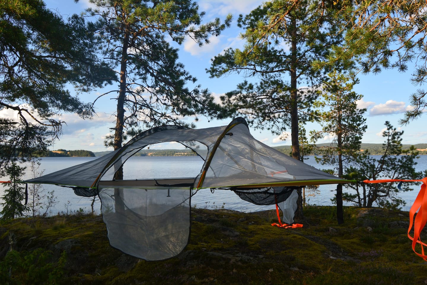 Svevetelt med utsikt over vann