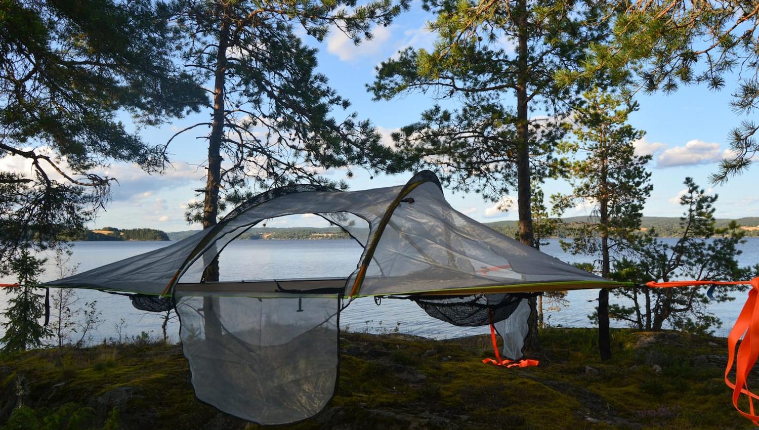 Svevetelt med utsikt over vann