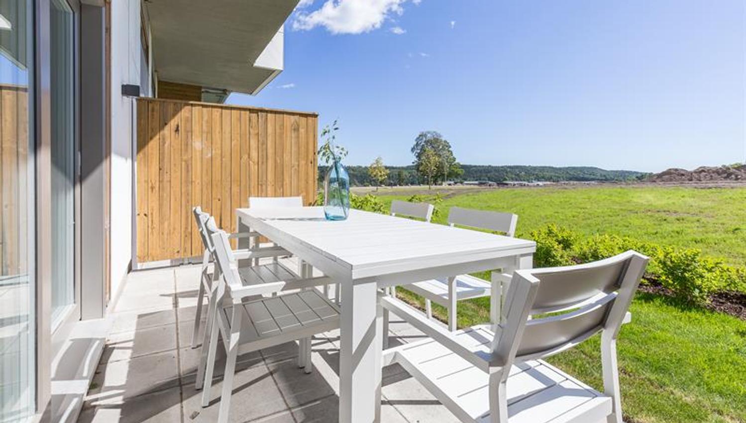 Sittegruppe på balkong ved gressplenen
