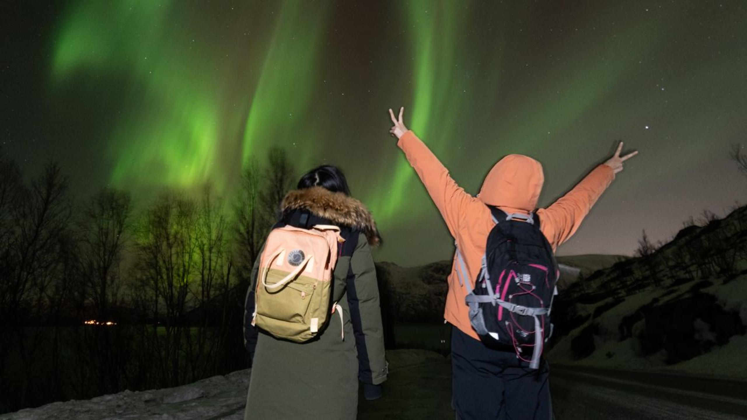 To gjester som ser på nordlyset