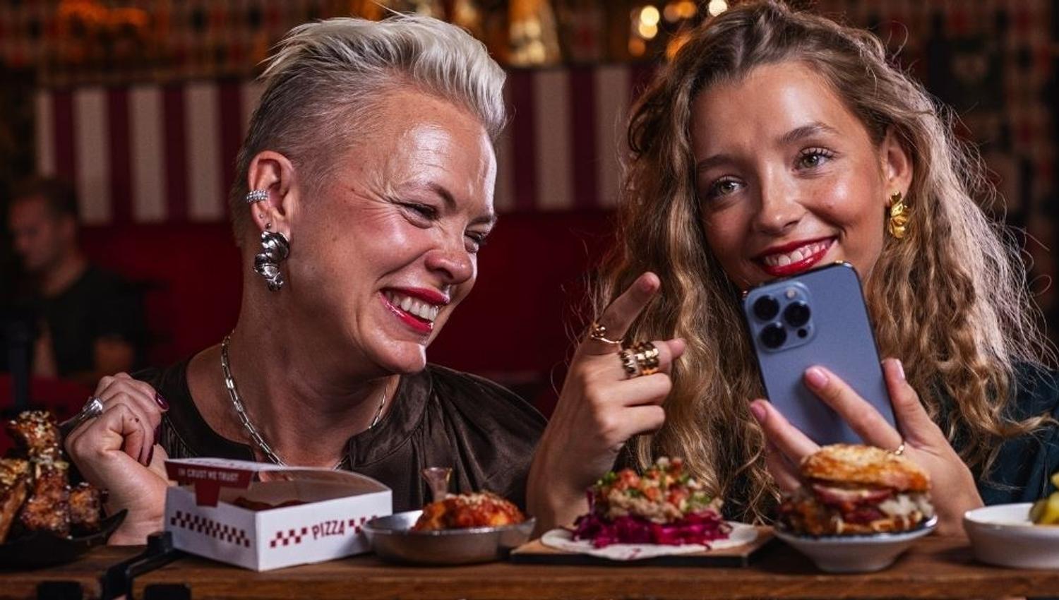 Gjester nyter småretter og bruker Pincho Nation-appen under et restaurantbesøk hos Pincho Nation Tromsø.
