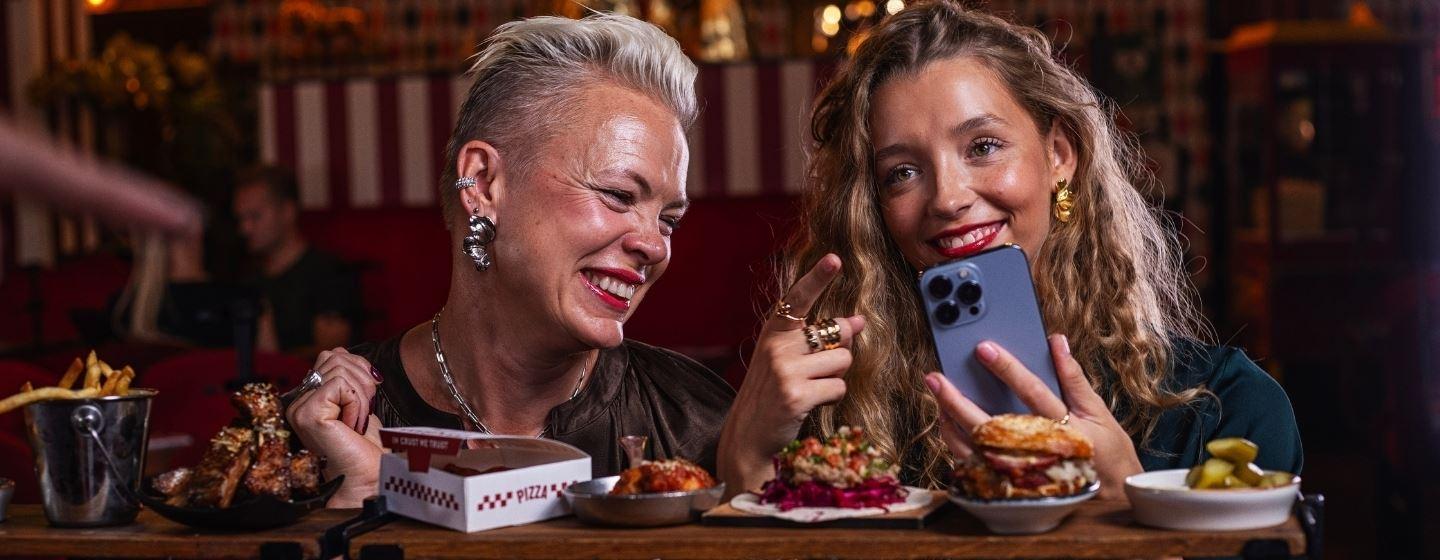 Gjester nyter småretter og bruker Pincho Nation-appen under et restaurantbesøk hos Pincho Nation Tromsø.