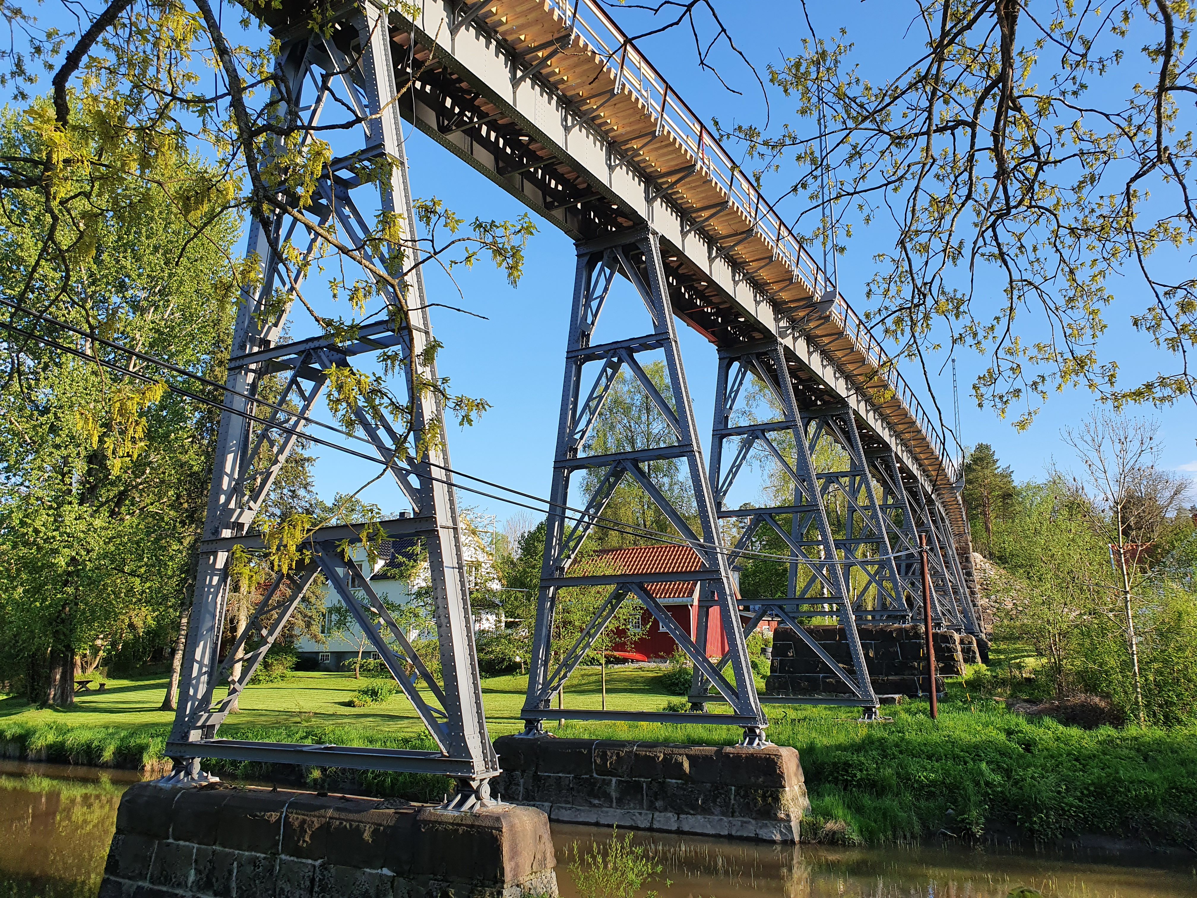 Hølenviadukten med blå himmel