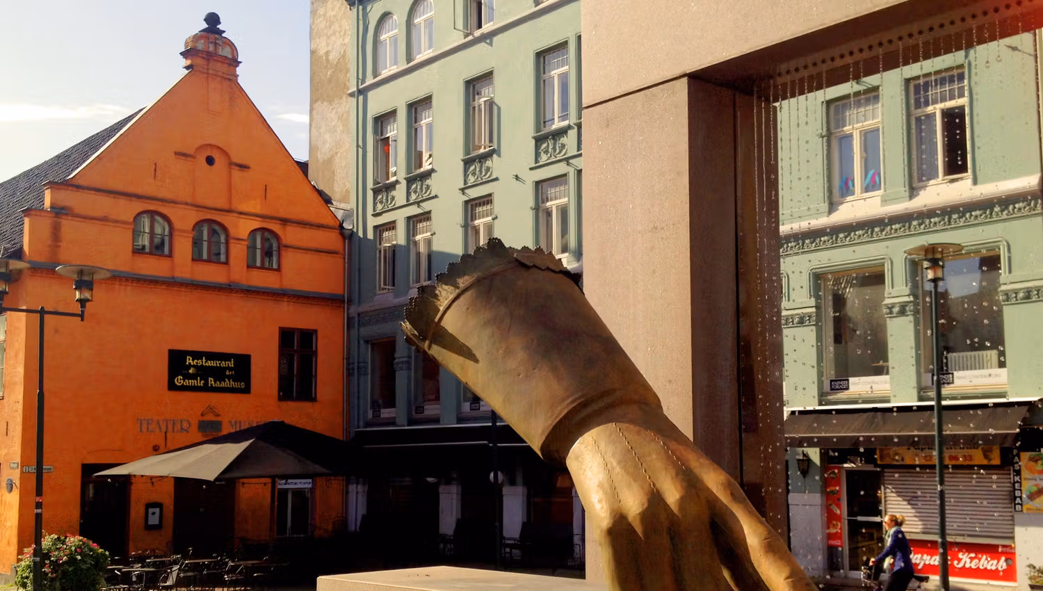Statue of a hand with an outstretched index finger.