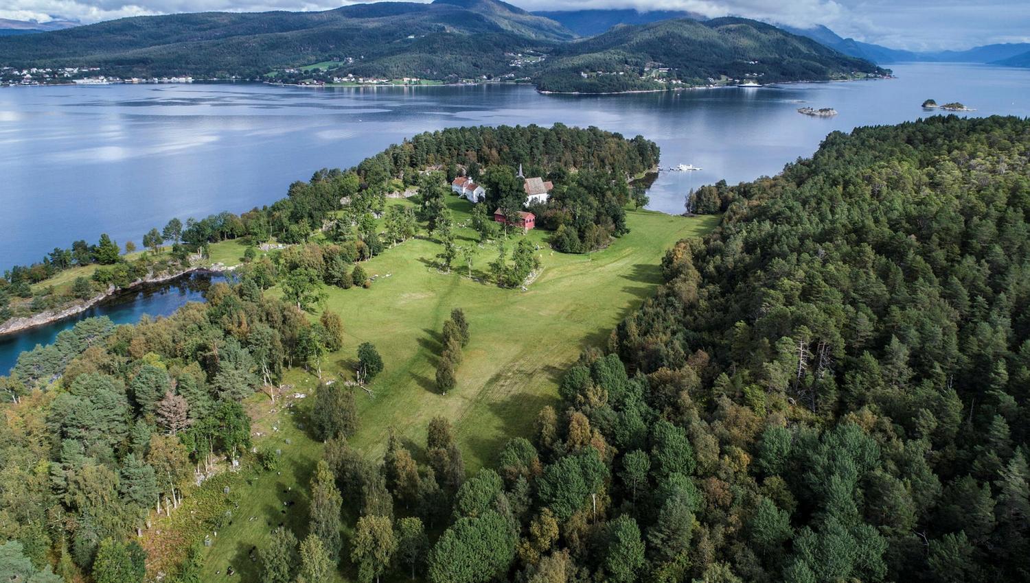 Veøya har ei sentral plassering midt i Romsdalsfjorden og var et viktig handelssentrum i middelalderen.