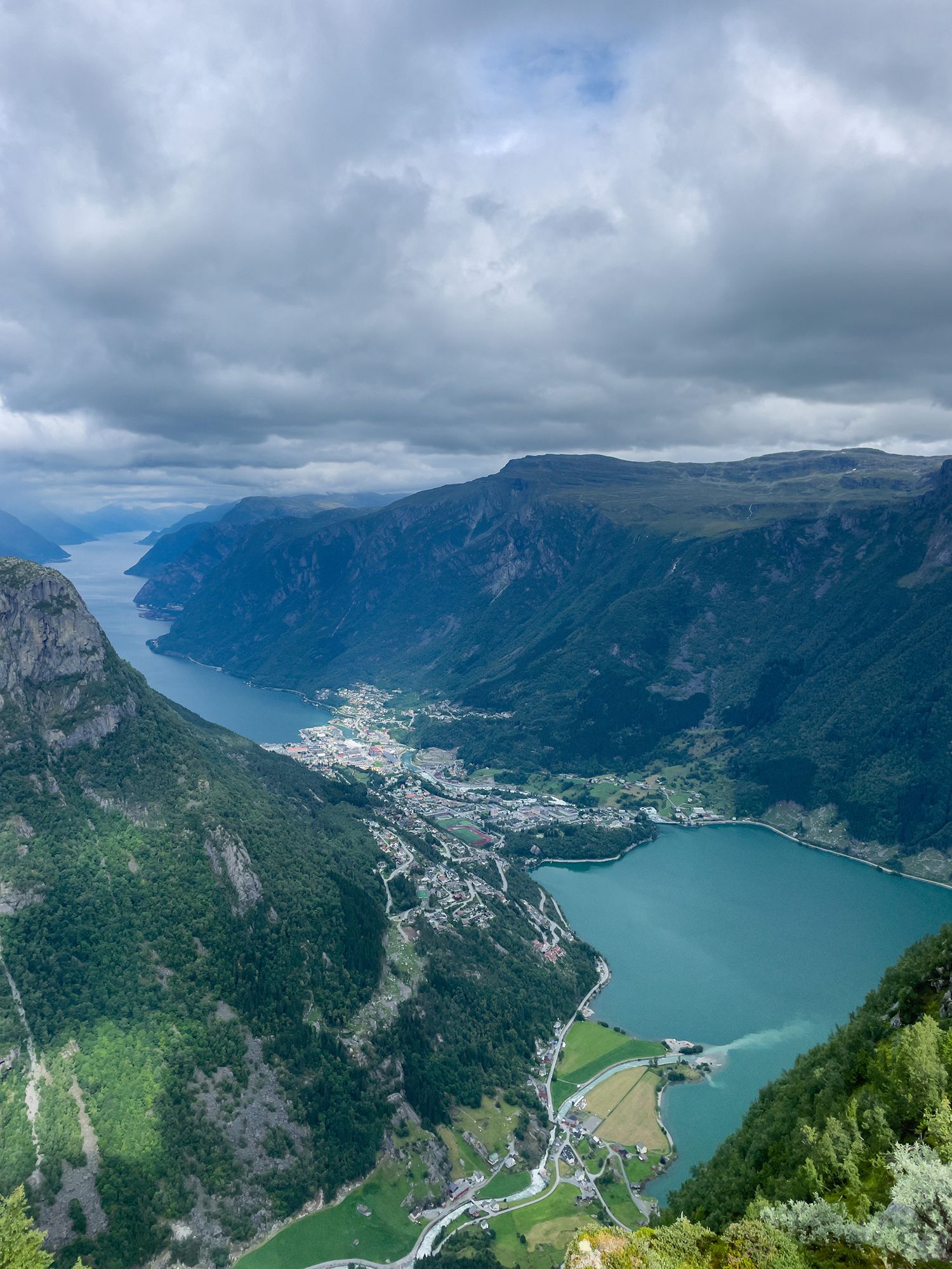 Panoramabilde frå Jordalsnuten med utsyn over Odda, fjordlandskapet og bratte fjellsider i Hardanger.
