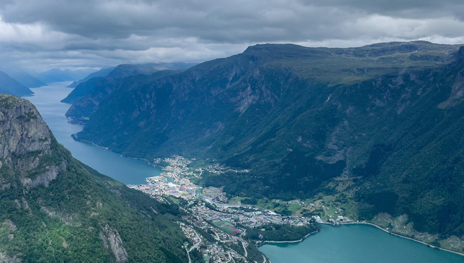 Panoramabilde frå Jordalsnuten med utsyn over Odda, fjordlandskapet og bratte fjellsider i Hardanger.