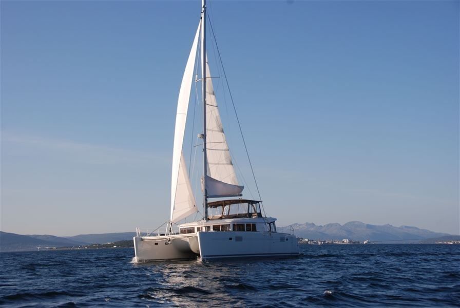 The sailing boat underway
