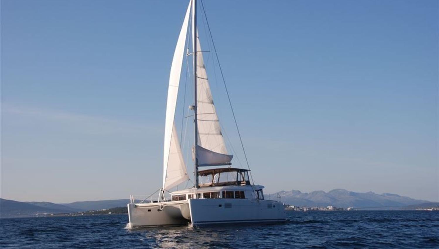 The sailing boat underway