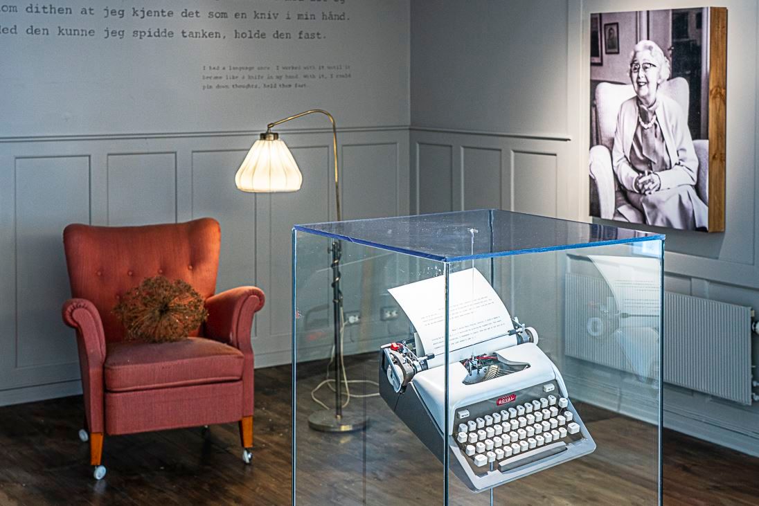 Photo of Cora Sandel and her typewriter at Perspektivet Museum.