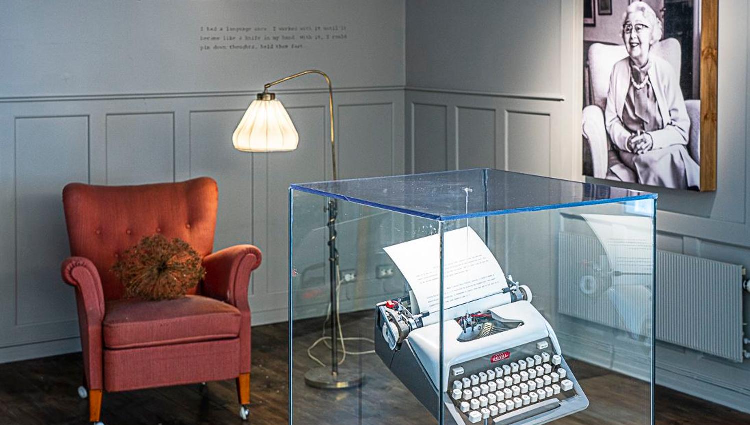Photo of Cora Sandel and her typewriter at Perspektivet Museum.