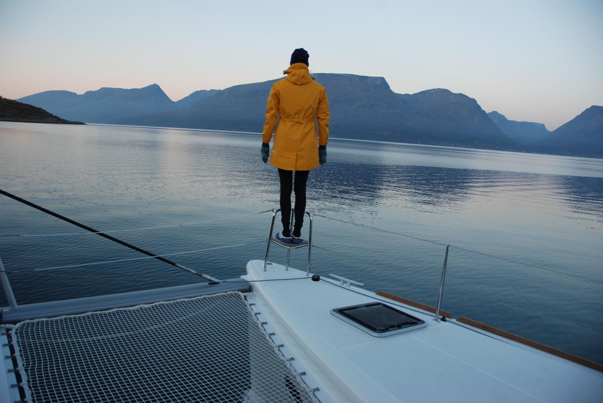 Gjest nyter utsikt fra seilbåt