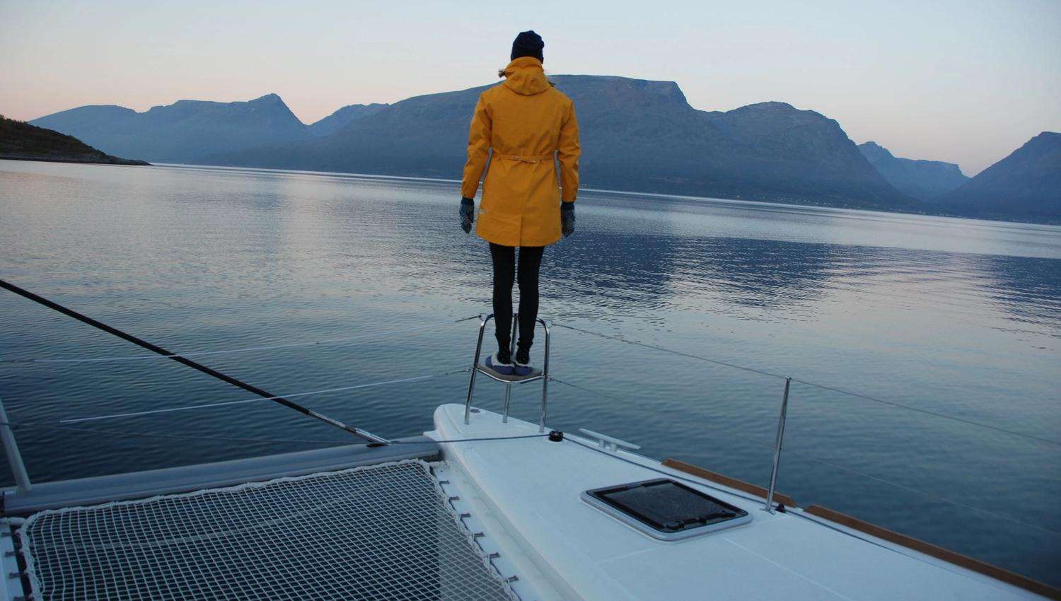 Gjest nyter utsikt fra seilbåt