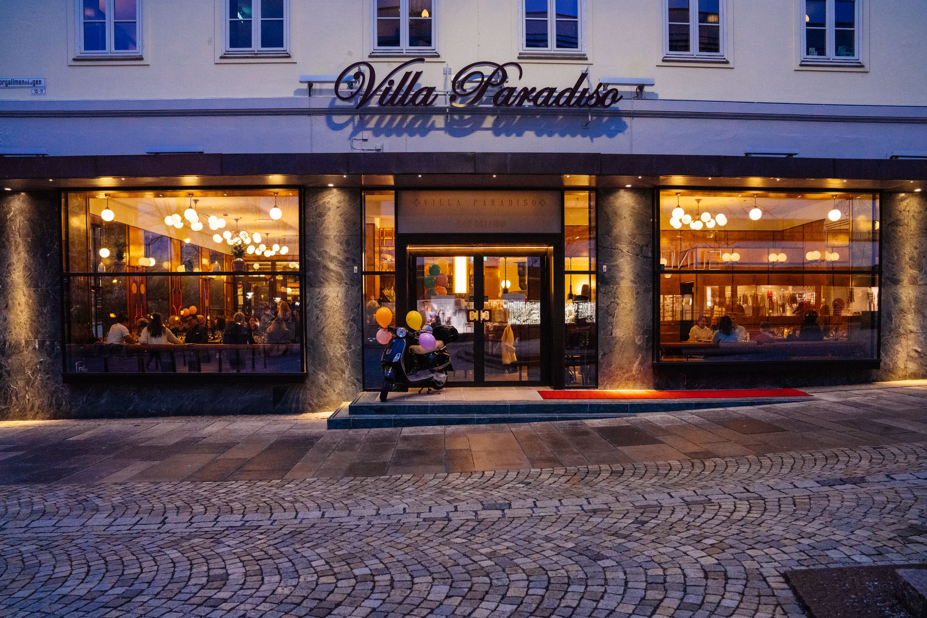 Centrally located in the town square Torgalmenningen