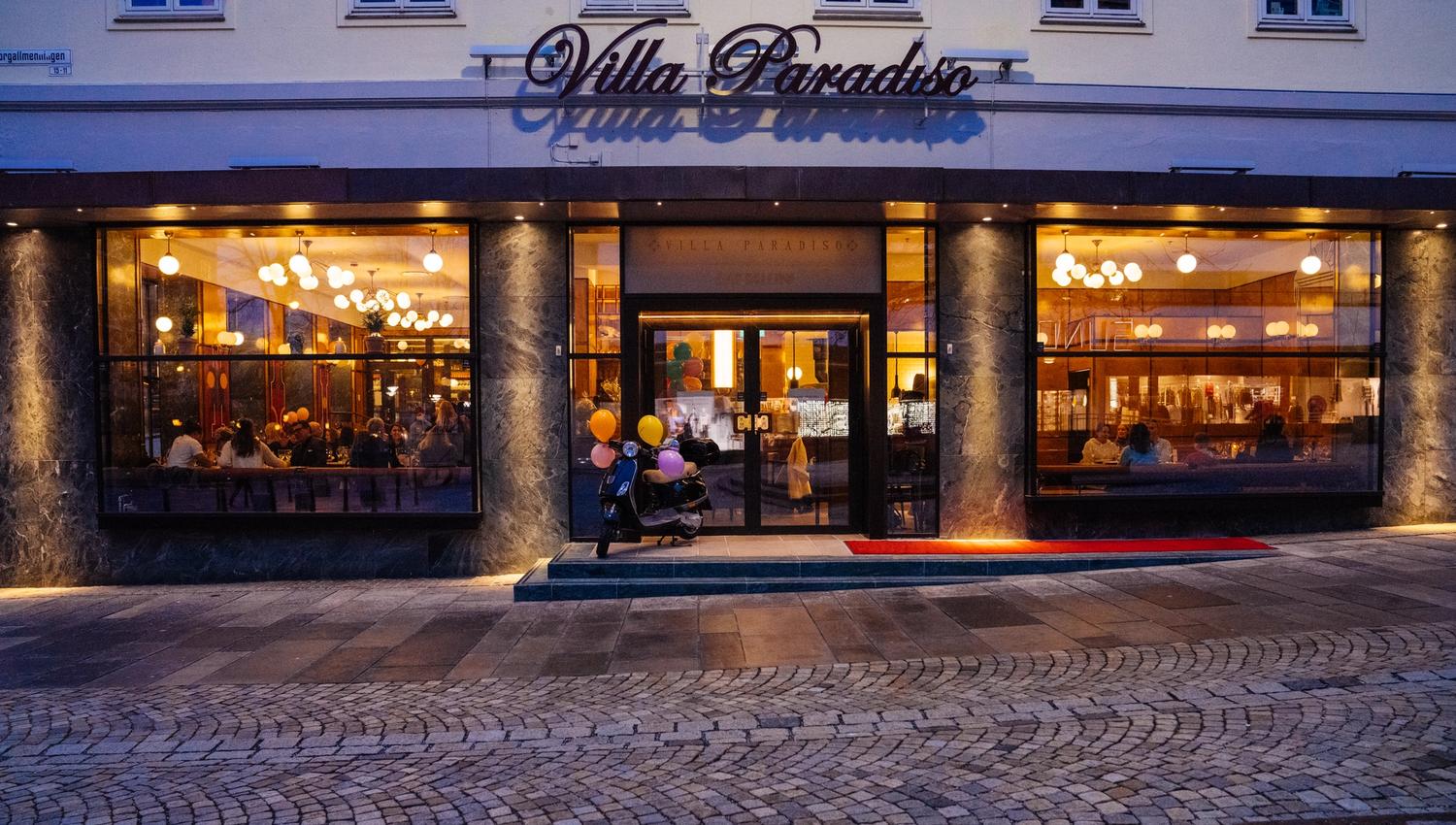 Centrally located in the town square Torgalmenningen