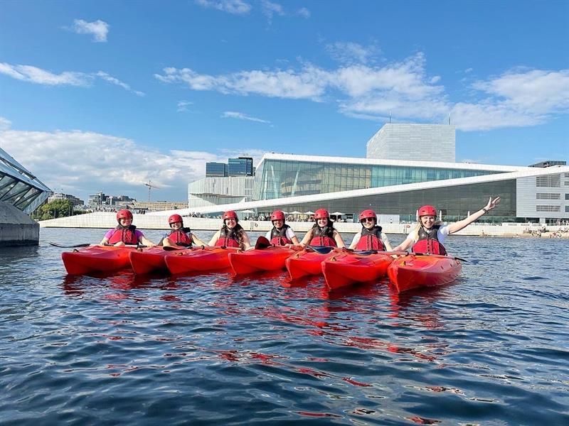 Kursdeltakere i kajakk foran operaen