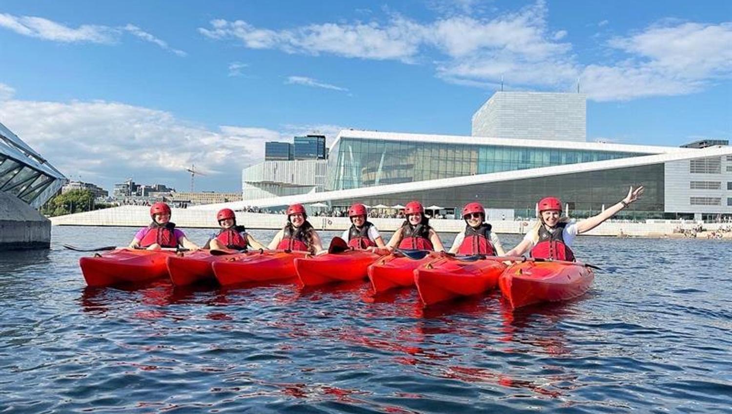 Kursdeltakere i kajakk foran operaen