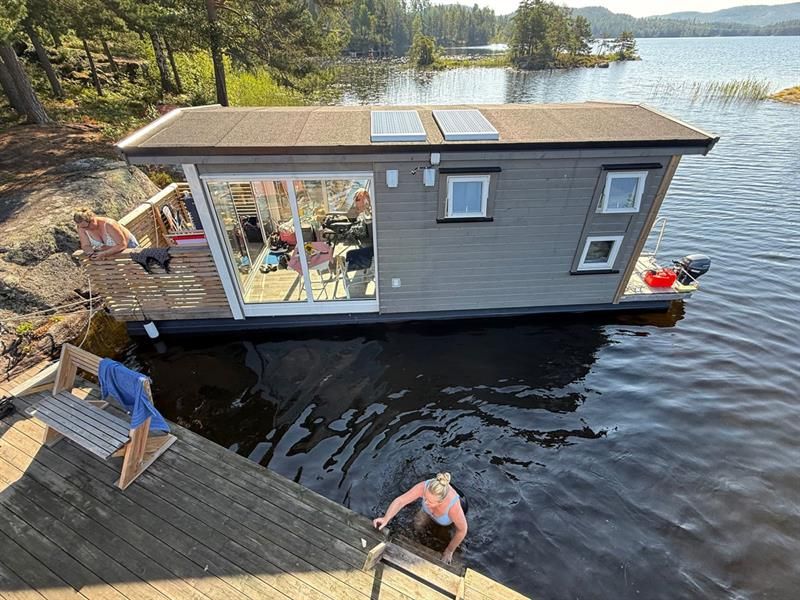Houseboat at Knut's Grill