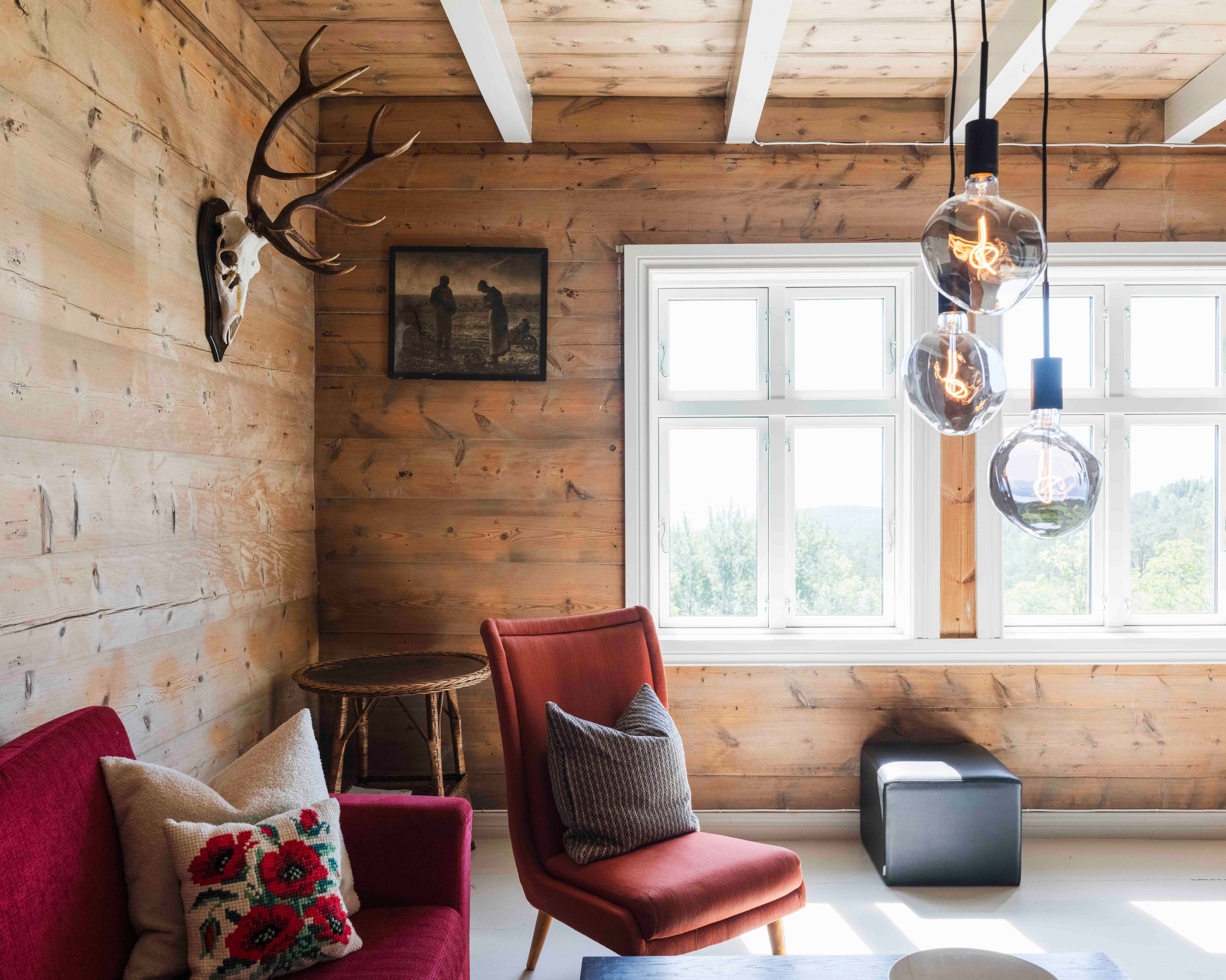 Bright and cozy living room with natural materials and Nordic design at Stigen Fjordlodge.