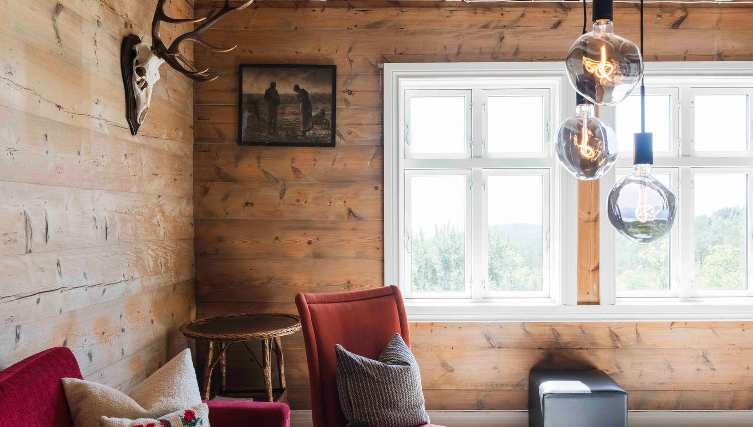 Bright and cozy living room with natural materials and Nordic design at Stigen Fjordlodge.