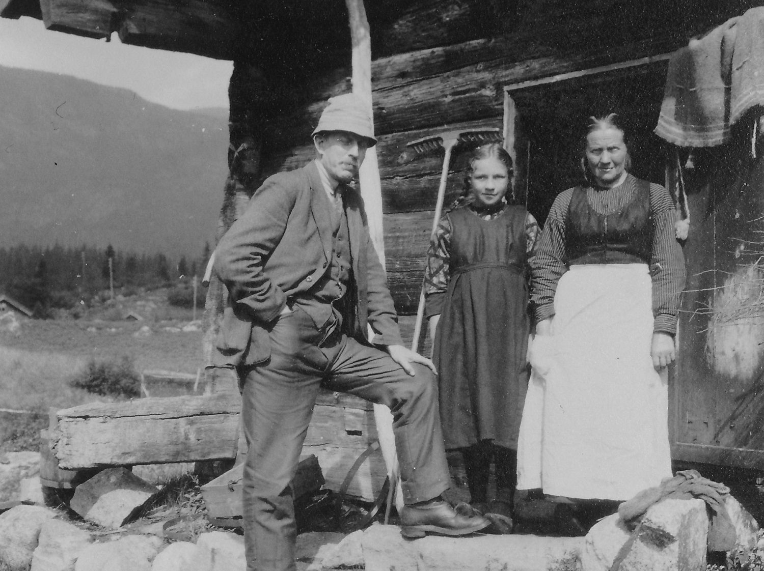 Fotografi av Henrik Sørensen saman med to kivnner. Smørklepp kunstmuseum, Vest-Telemark museum.