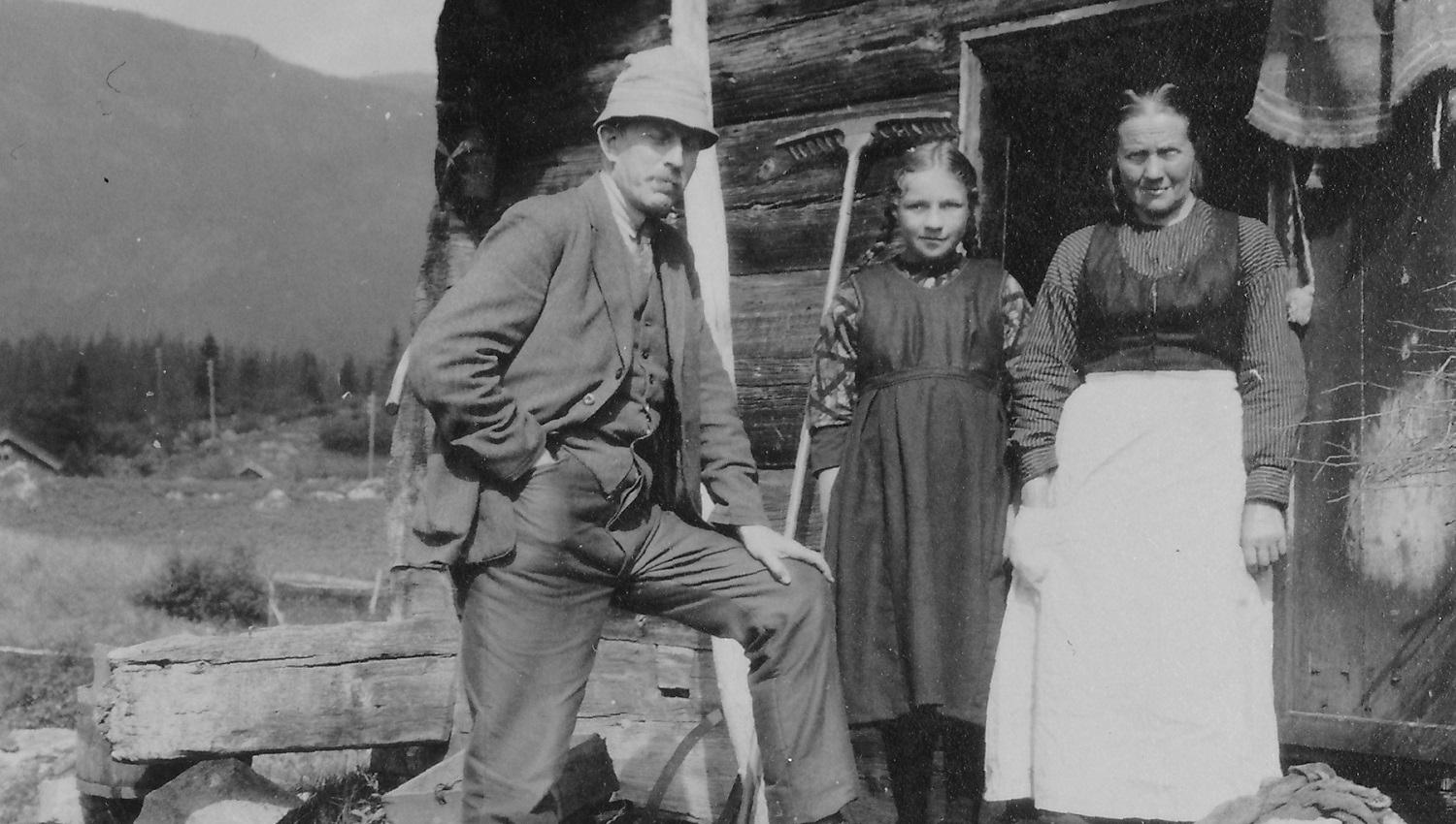 Fotografi av Henrik Sørensen saman med to kivnner. Smørklepp kunstmuseum, Vest-Telemark museum.