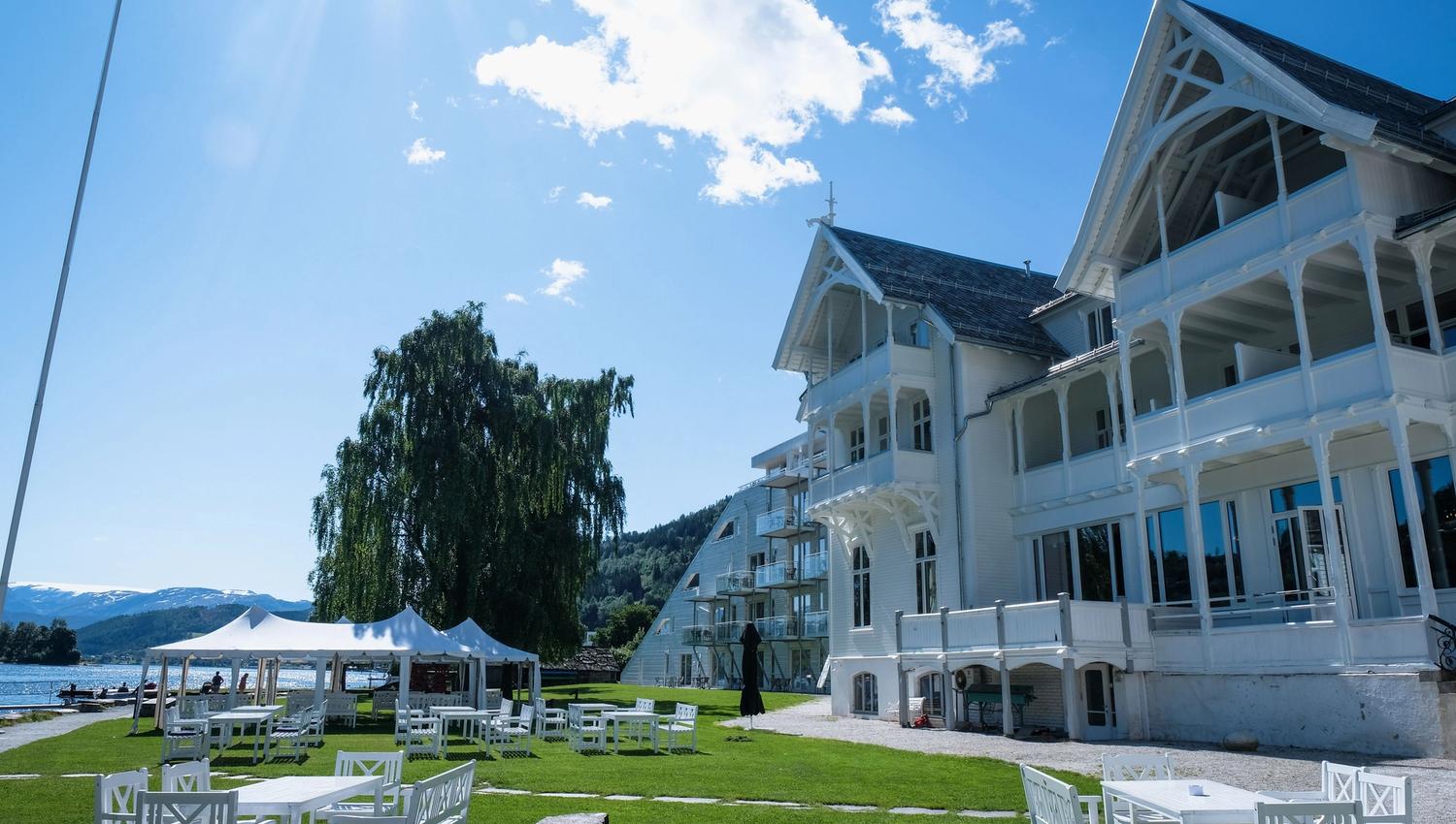 Outdoor seating area at Sjøhuset Restaurant and Pub, located at Thon Hotel in Norheimsund, with views of the Hardangerfjord and surrounding mountains