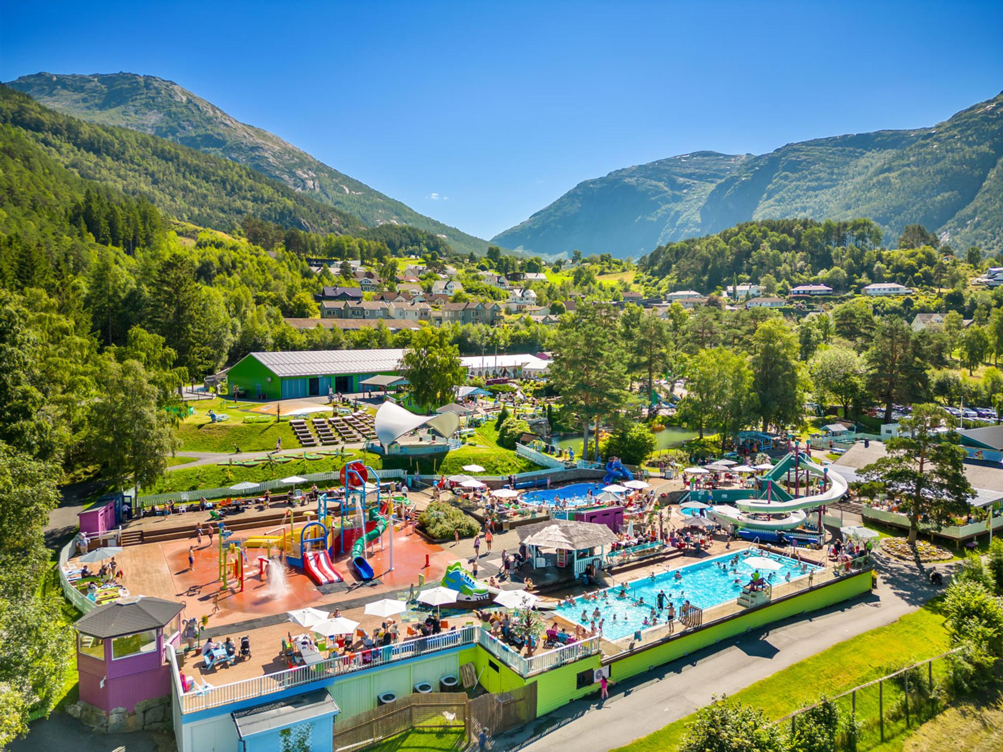 Oversiktsbilete av Mikkelparken i Hardanger med badeområde, vassrutsjebaner og vakker fjordutsikt