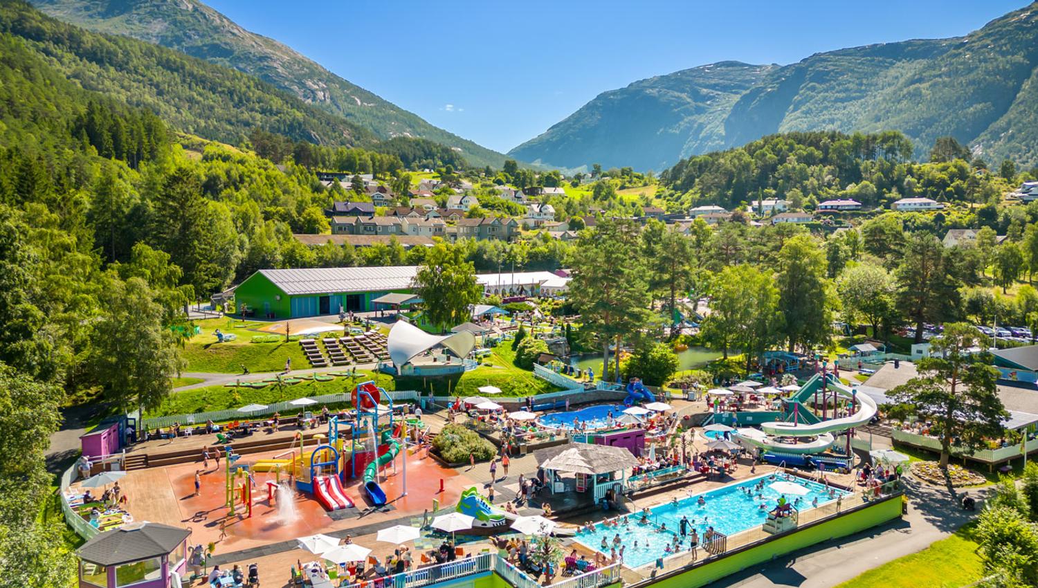 Oversiktsbilete av Mikkelparken i Hardanger med badeområde, vassrutsjebaner og vakker fjordutsikt