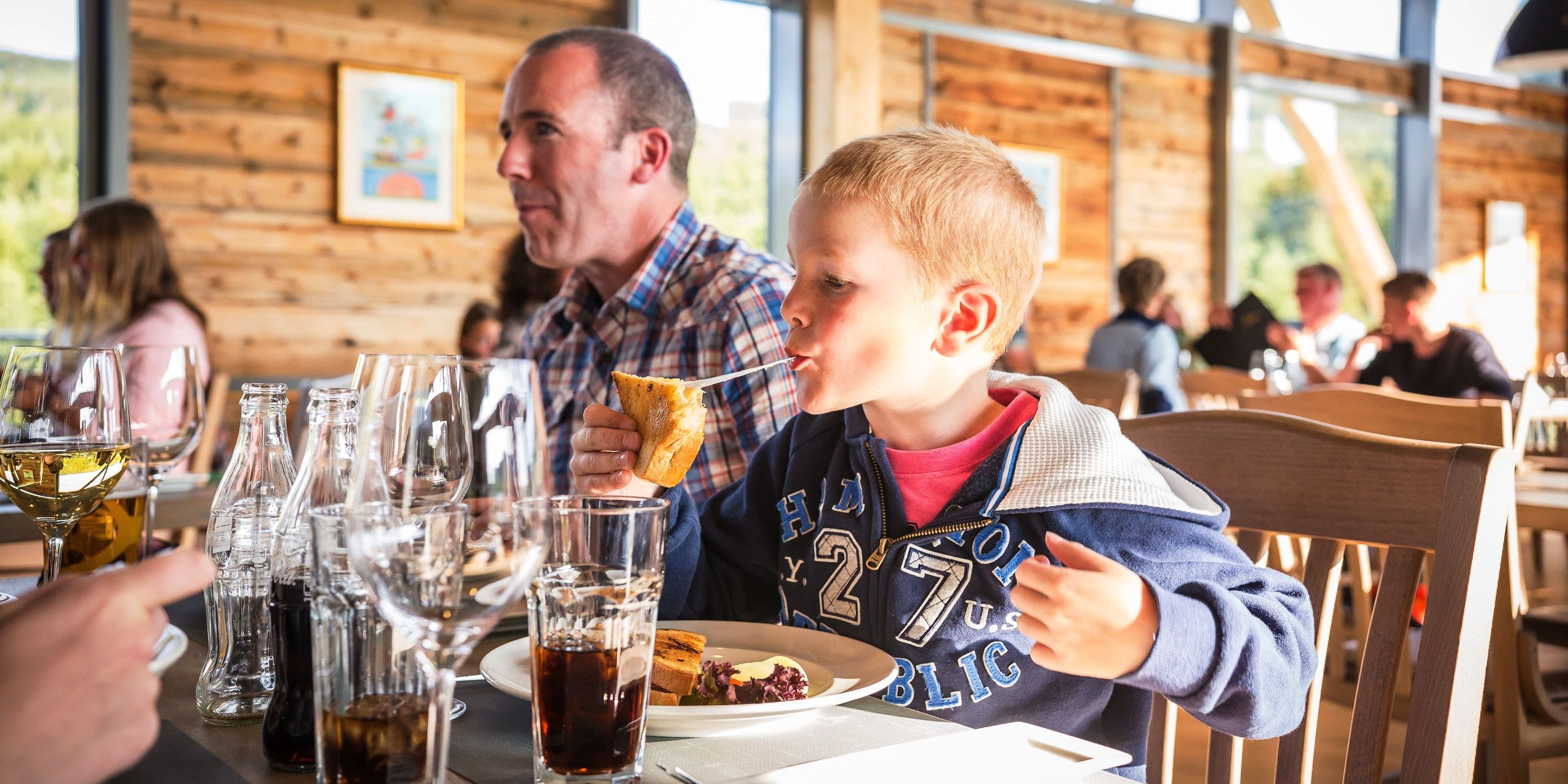 Små og store koser seg i Bergtatt Bistro