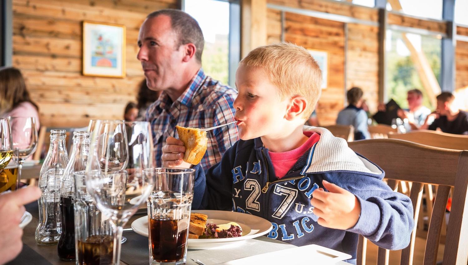 Små og store koser seg i Bergtatt Bistro