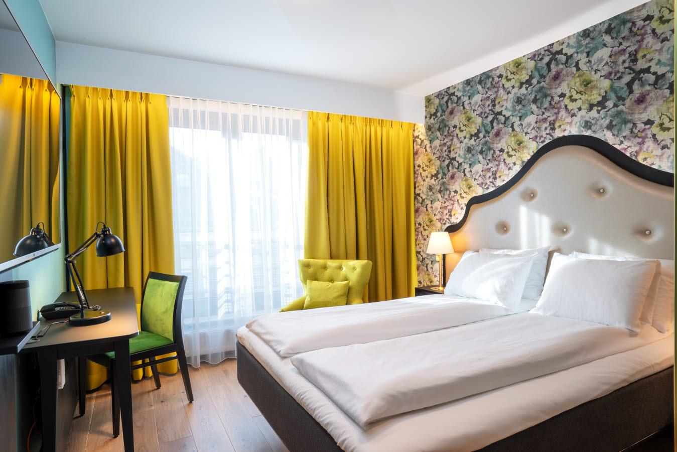 standard double room at Thon Hotel Cecil