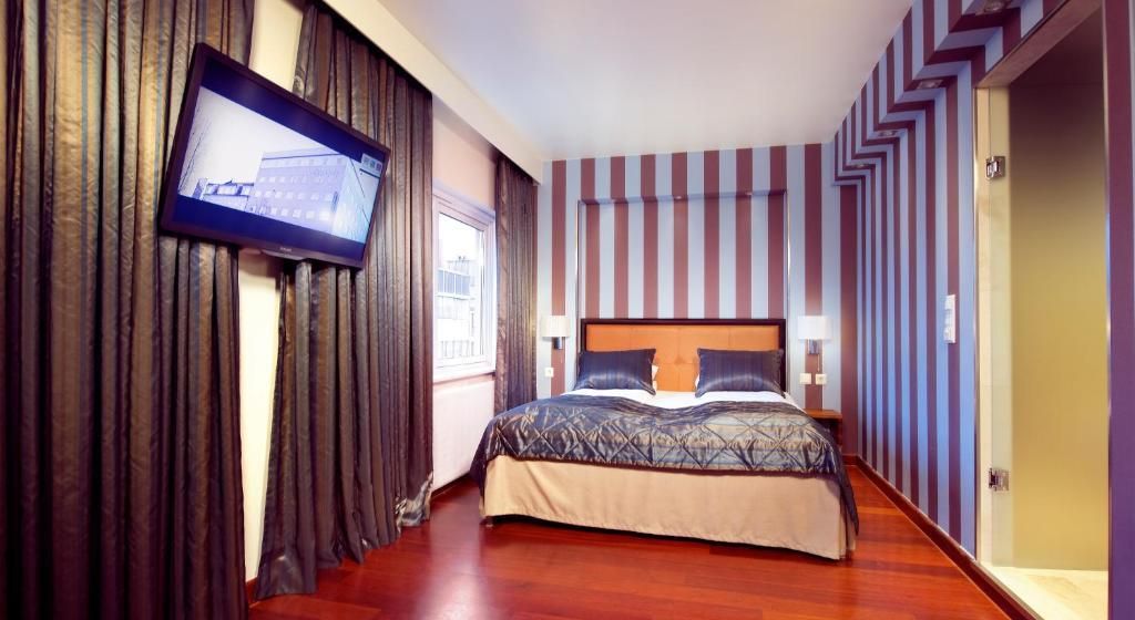 Modern hotel room with a double bed.