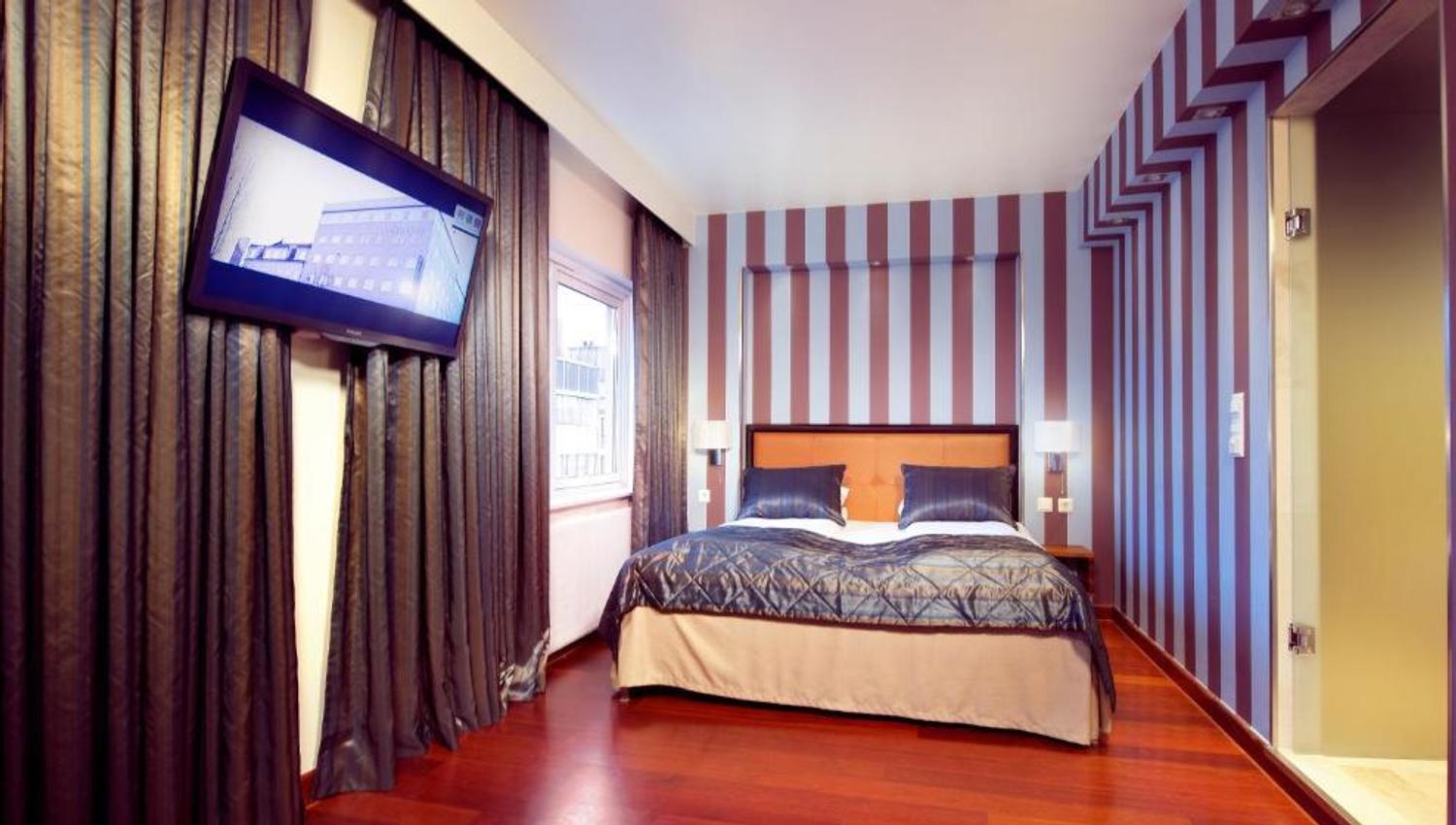 Modern hotel room with a double bed.